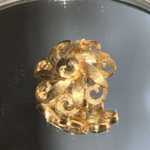 Vintage Monet shiny gold tone round filigree look clip on earrings - Picture 3 of 6